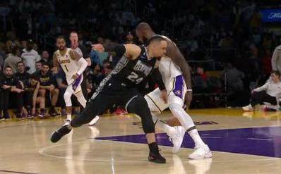 开云体育平台-狄龙袭裆重击詹姆斯 领二级恶意遭驱逐却满脸冤枉