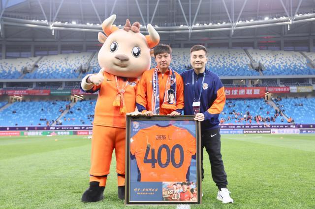 400场里程碑!战梅州赛前海牛为郑龙举办纪念仪式